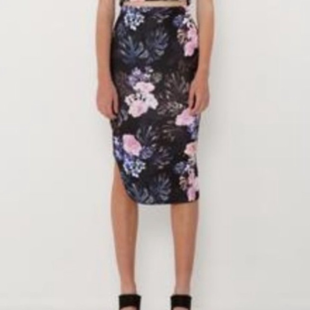 The fifth. Below the knee skirt with side slit, S